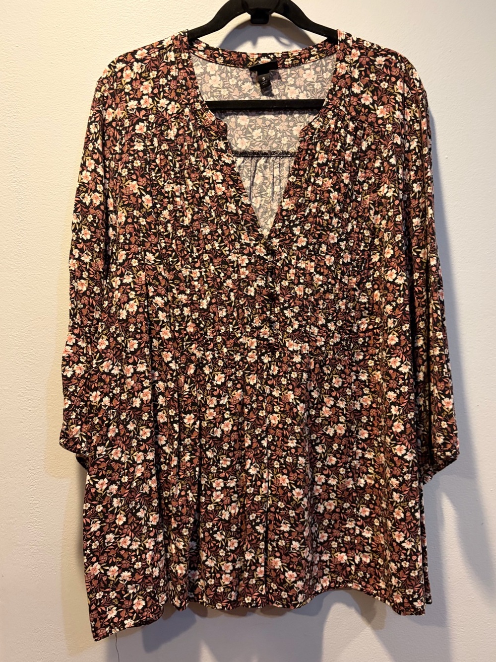 #093 Torrid 3 (3X) V-neck Ditsy Dark Long Sleeve Multi-colored Floral Tunic
